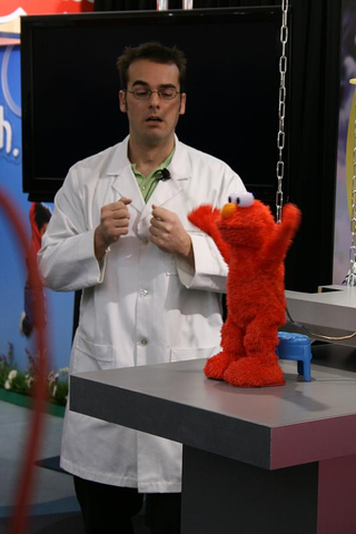 Illustration for article titled First Video of Elmo Live Singing and Dancing Shows He Got Skillz